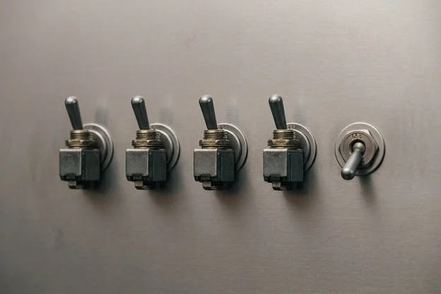 Painel com cinco chaves industriais, uma desligada, representando as cinco verificações que bloqueiam o autoagendamento