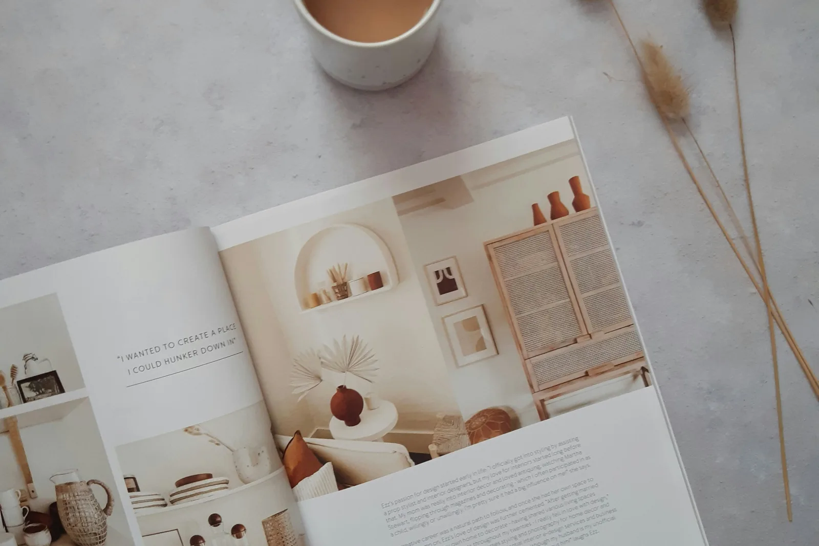 Ambiente acolhedor de clínica de saúde com revista de design de interiores, xícara de café e decoração minimalista.