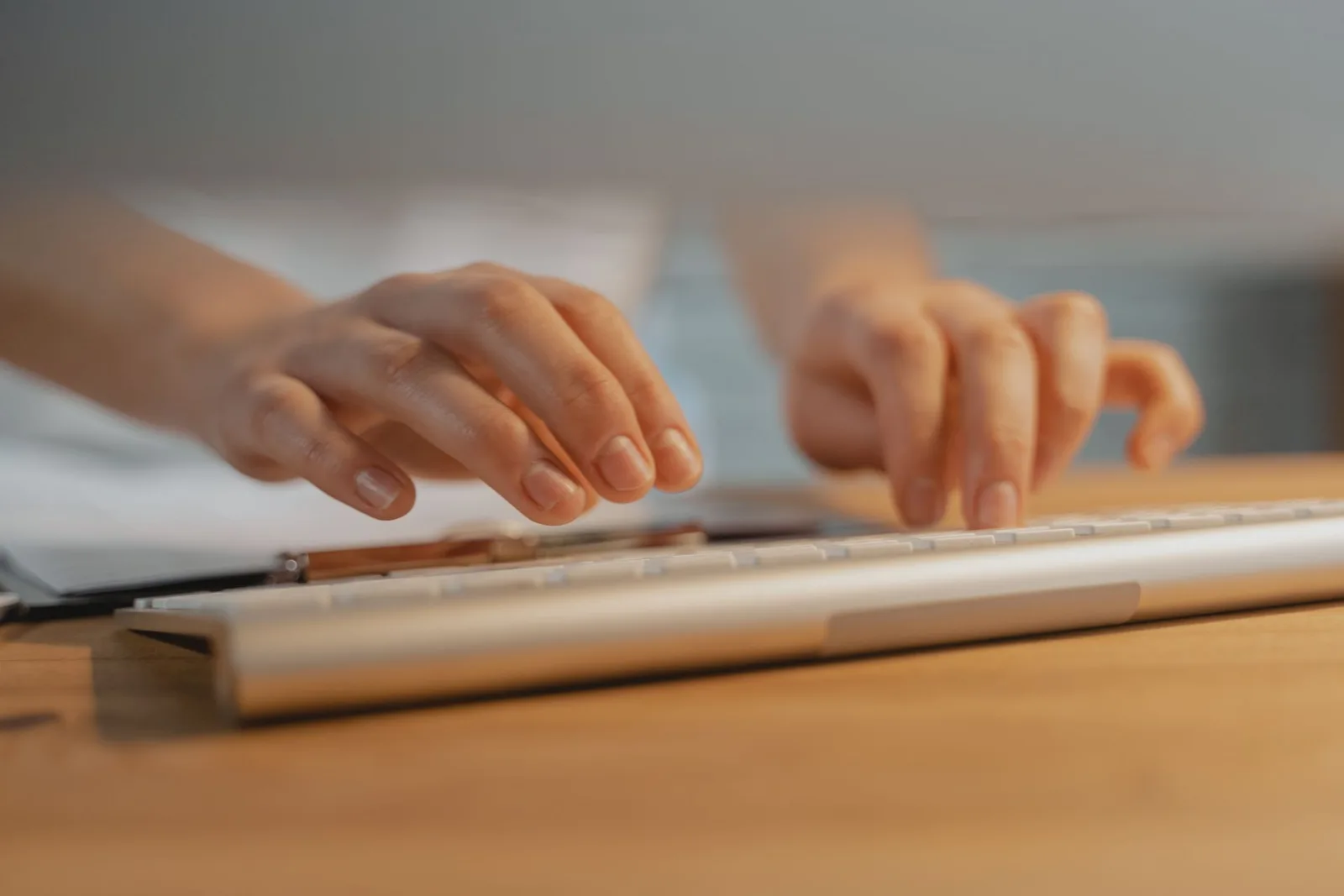 Profissional de saúde digitando em teclado, planejando o reinvestimento de lucros para o crescimento sustentável da clínica.