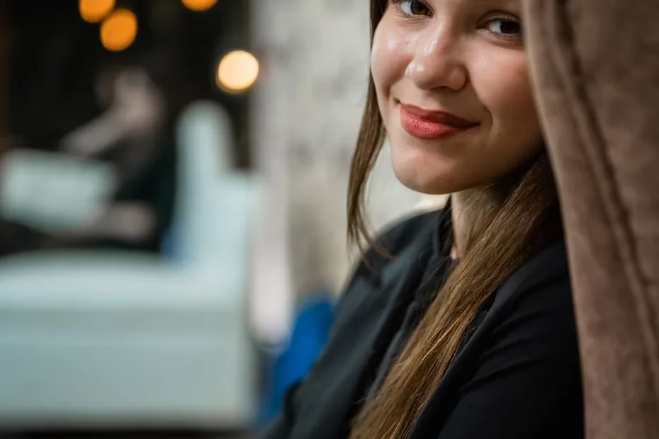 Profissional de saúde sorrindo para a câmera, transmitindo confiança e atendimento humanizado em clínica particular.