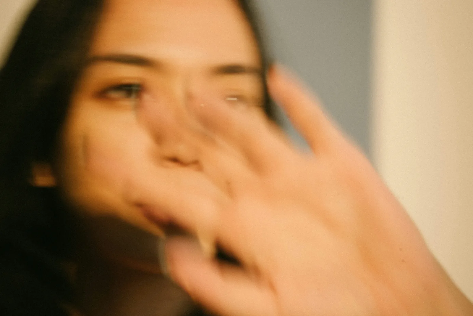 Profissional de saúde em momento de introspecção, ponderando sobre o reajuste de preços e a percepção dos pacientes.